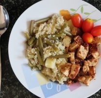 קינואה עם ירקות בלימון וטופו בחמאת בוטנים